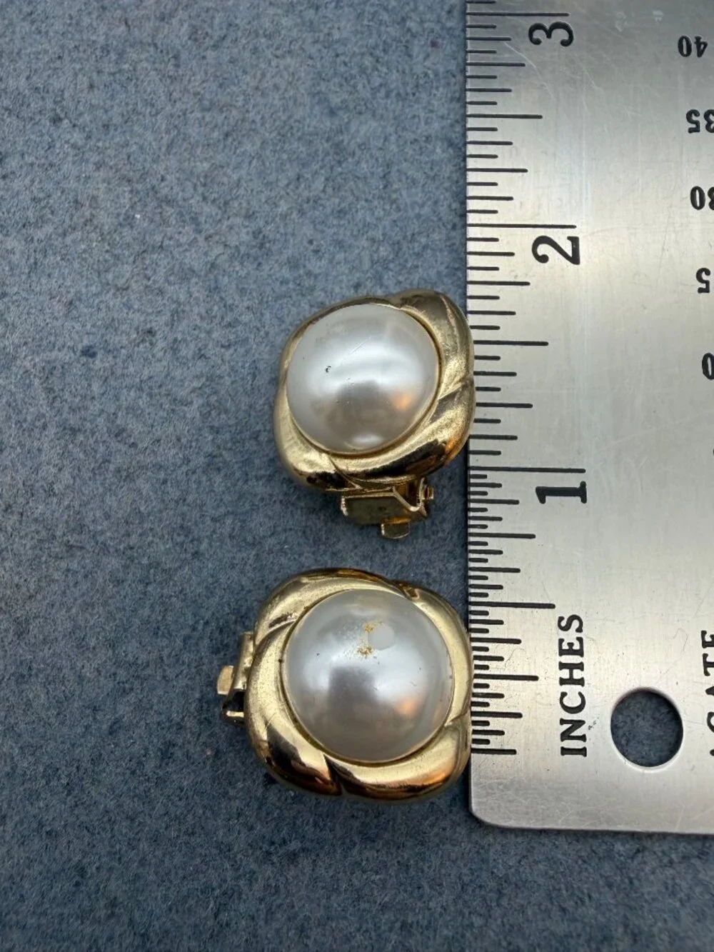 Jaclyn Smith Classics Clip Earrings 0.75 In As Is Gold White Pearl Vintage Retro